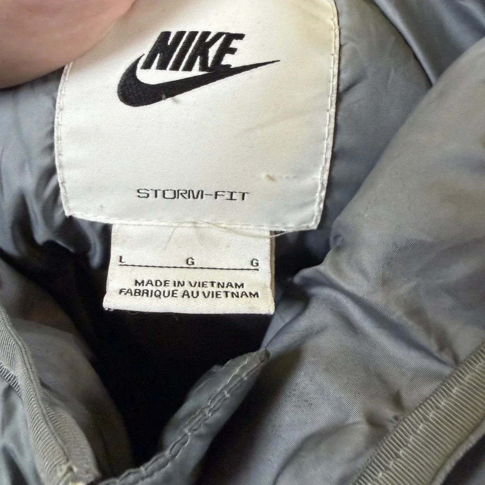 Nike Storm-FIT Mens Hooded Puffer Jacket Grey Beige Colorblock Large Futura Logo